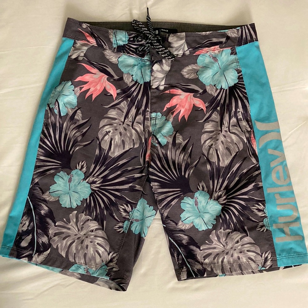 Beautiful swim shorts by Hurley.